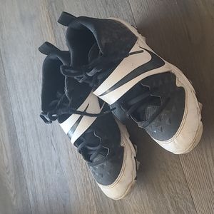 NIKE KIDS' FASTFLEX BLACK AND WHITE SIZE 5 BIG BOYS Baseball